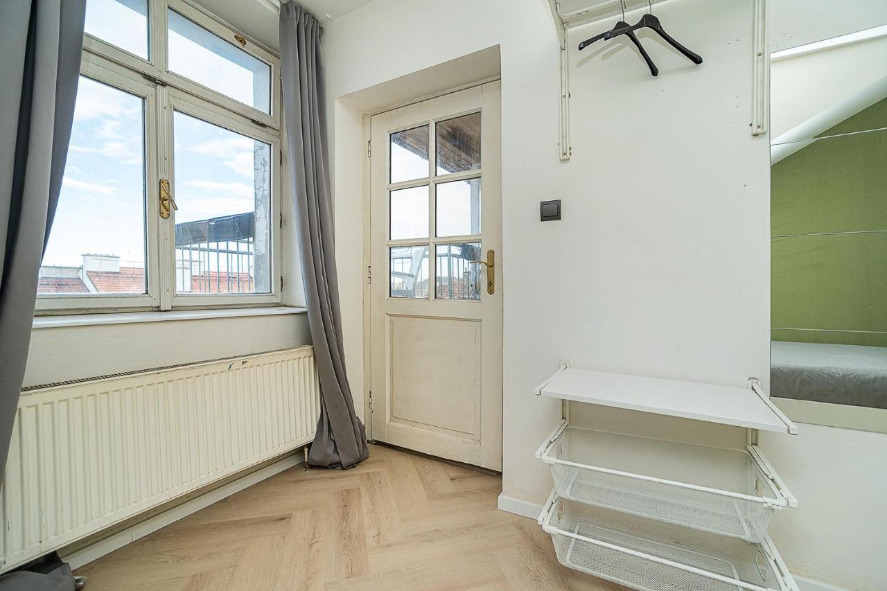 Big 4-bedroom flat, terrace with great Vítkov view Praga Exterior foto