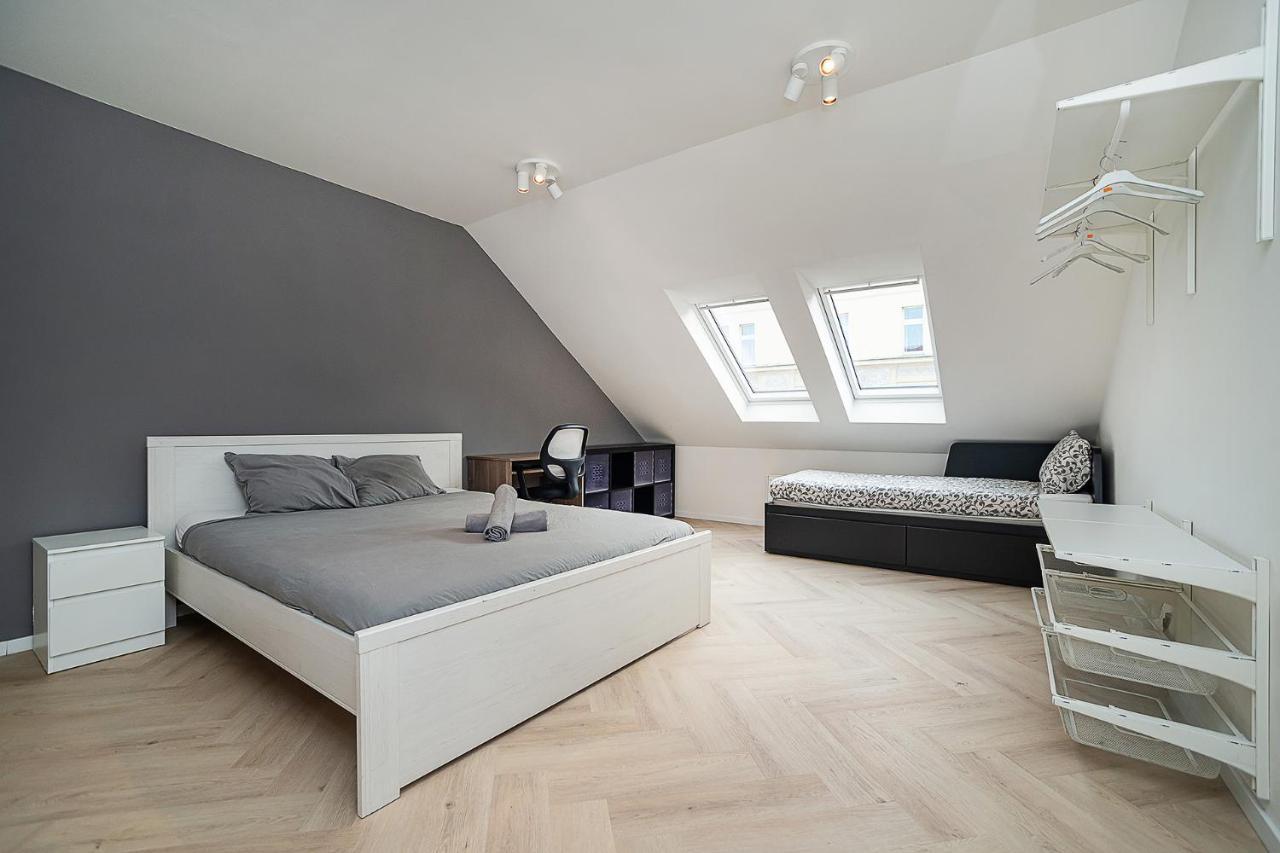 Big 4-bedroom flat, terrace with great Vítkov view Praga Exterior foto