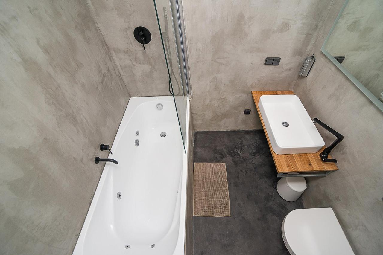 Big 4-bedroom flat, terrace with great Vítkov view Praga Exterior foto